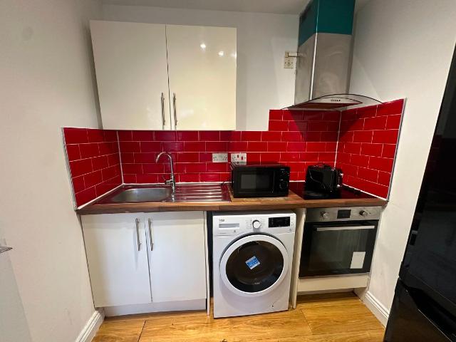 Westcotes Drive, Leicester LE3, 3 bed flat to rent, £1,500 pcm | PrimeLocation
