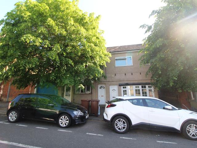 Westcourt Street, Gillingham, Kent ME7, 2 bed maisonette to rent, £1,000 pcm | PrimeLocation