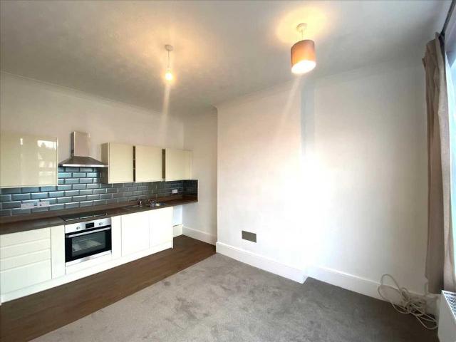 Westcliff on Sea SS0 2 bed apartment to rent £1,100 pcm £254 pw
