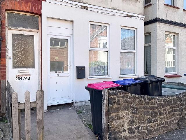 Westcliff on Sea SS0 2 bed flat to rent £1,250 pcm £288 pw