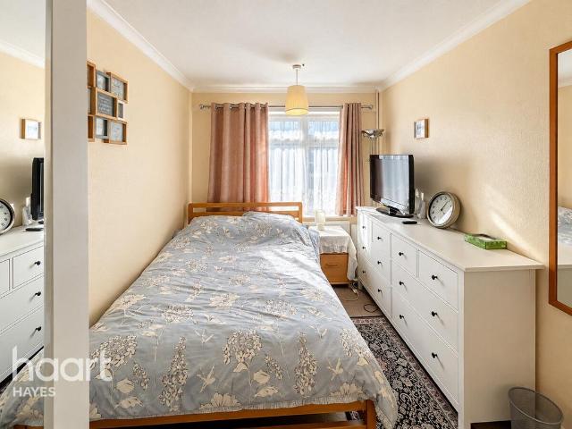 Westacott, HAYES 1 bed in a house share to rent £700 pcm £162 pw