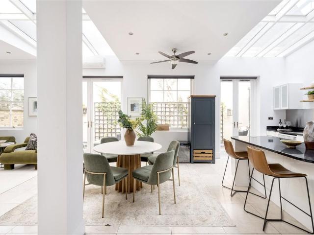 Westbourne Grove, London, W11 2 bed apartment to rent £7,367 pcm £1,700 pw