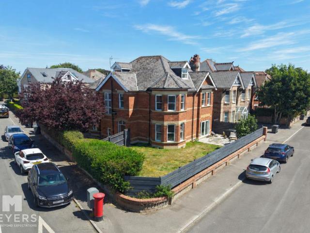 Westbourne Park Road, Bournemouth, BH4 8 2 bed flat to rent £1,800 pcm £415 pw