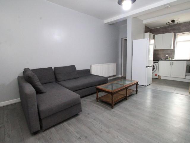Westbourne Road, Luton LU4, 2 bed flat to rent, £1,250 pcm | PrimeLocation
