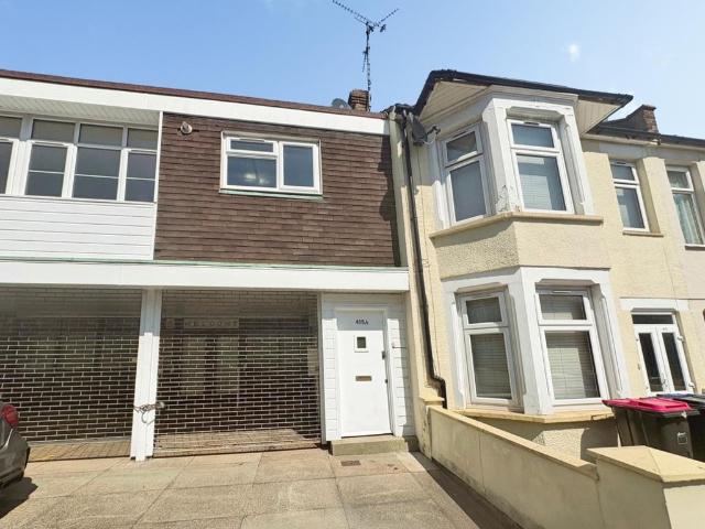 Westborough Road, Westcliff On Sea 2 bed flat to rent £1,350 pcm £312 pw
