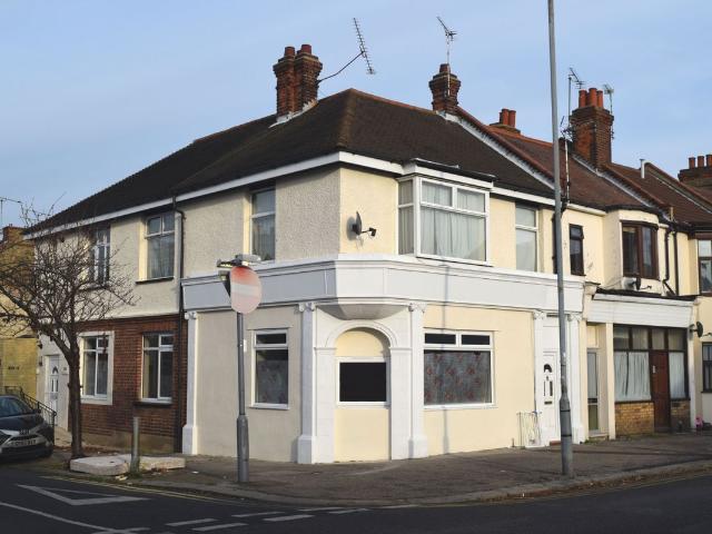 Westborough Road, Westcliff On Sea SS0, 2 bed flat to rent, £1,150 pcm | PrimeLocation