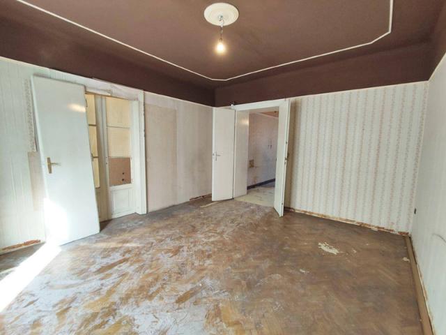 Westbahnstraße/Neubaugasse! Sonnige 3 Zimmer Altbauwohnung zum Sanieren im 2. Stock!