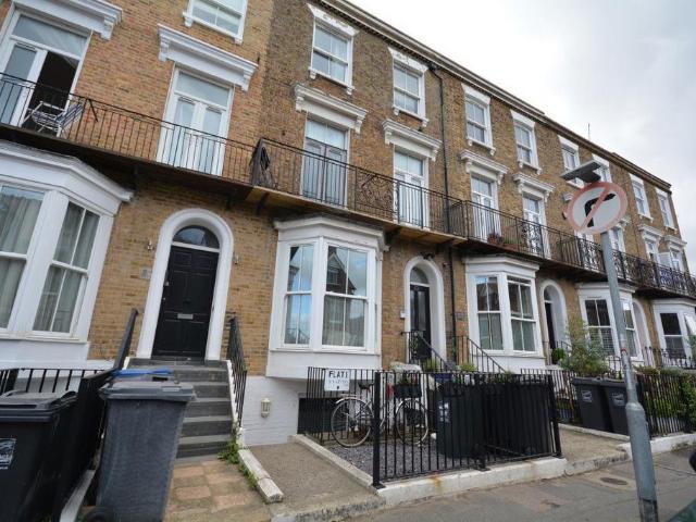 Westbrook Gardens, Margate, CT9 5DJ 2 bed flat to rent £1,200 pcm £277 pw