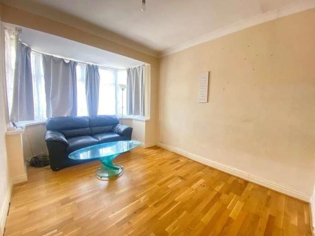 Westbury Avenue, Southall, UB1