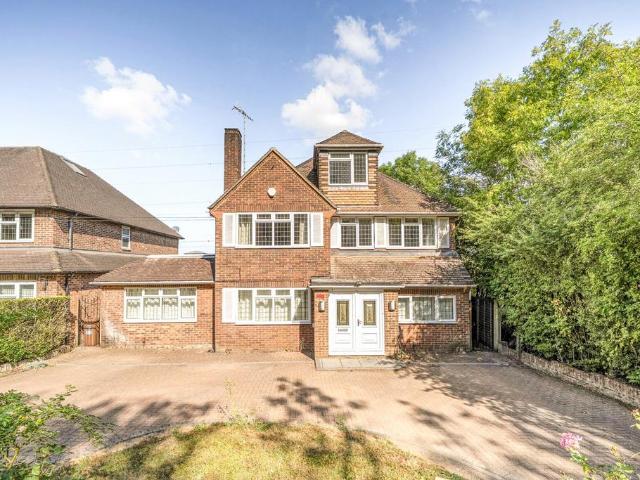 Westbury Road, Northwood. 5 bed detached house to rent £5,000 pcm £1,154 pw