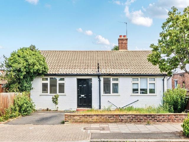 Westbury Road, Beckenham BR3, 2 bed bungalow to rent, £2,000 pcm | PrimeLocation