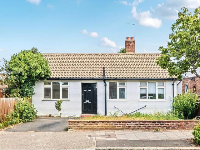 Westbury Road, Beckenham, BR3 2 bed bungalow to rent £2,250 pcm £519 pw