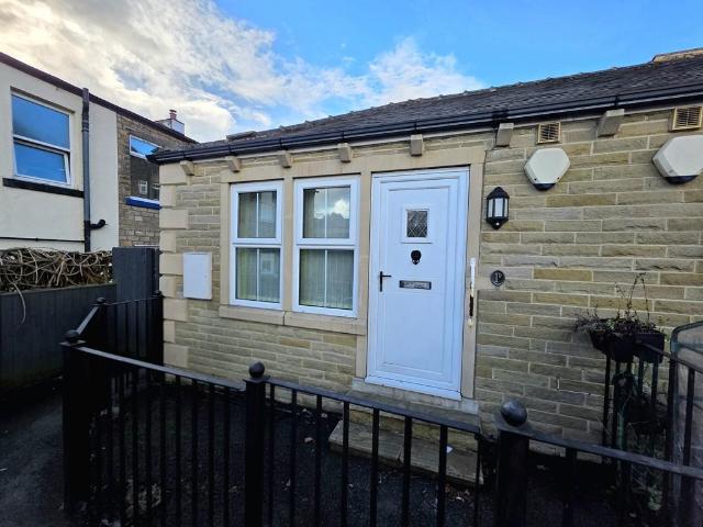 Westgate, Cleckheaton Studio to rent £575 pcm £133 pw