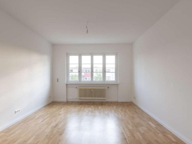 Westend: sanierte Altbauwohnung mit Balkon & flexiblem Grundriss