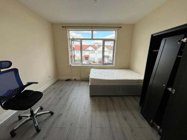 Westerham Avenue, London N9, 2 bed flat to rent, £1,850 pcm | PrimeLocation