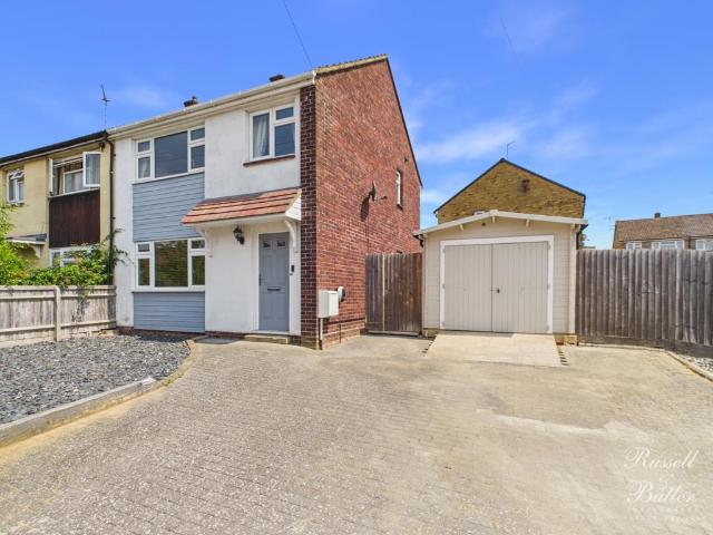 Western Avenue, Buckingham, MK18 3 bed semi detached house to rent £1,575 pcm £363 pw