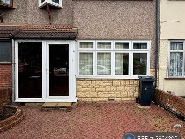 Western Avenue, Dagenham, RM10 3 bed terraced house to rent £2,100 pcm £485 pw