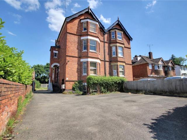 Western Elms Avenue, Berkshire RG30 2 bed apartment to rent £1,300 pcm £300 pw