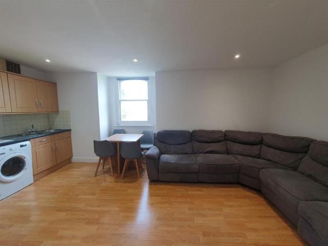 Western Elms Avenue, Reading 2 bed flat to rent £1,400 pcm £323 pw