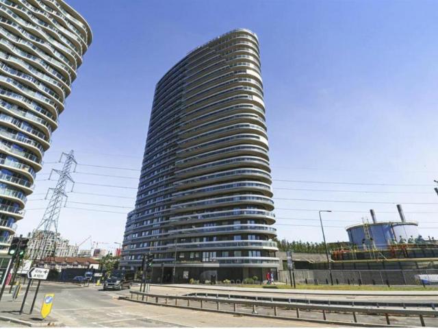 Western Gateway, London 2 bed house to rent £2,650 pcm £612 pw
