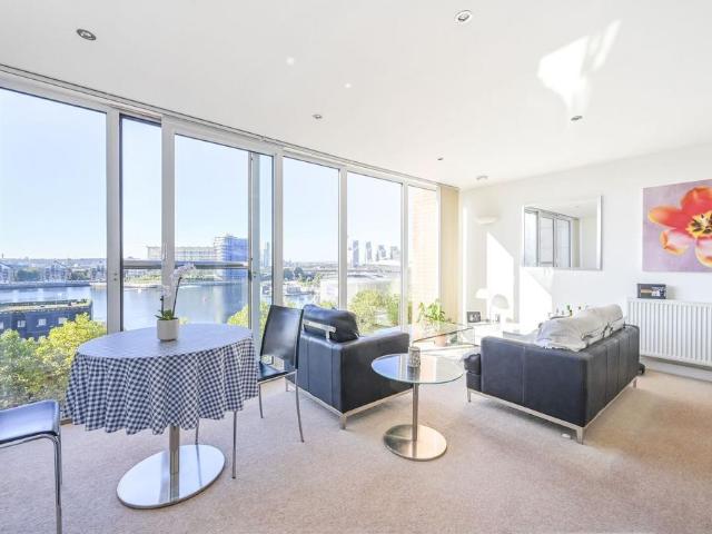 Western Gateway, Royal Docks, London. 1 bed flat to rent £2,750 pcm £635 pw