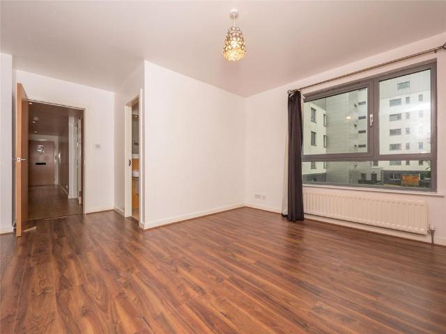 Western Harbour Terrace, Edinburgh, EH6 3 bed flat to rent £1,550 pcm £358 pw