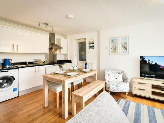 Western Lane, Mumbles, SA3 2 bed detached bungalow to rent £1,100 pcm £254 pw