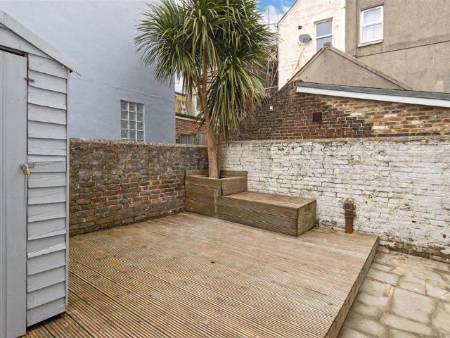 Western Place, Worthing 1 bed flat to rent £995 pcm £230 pw