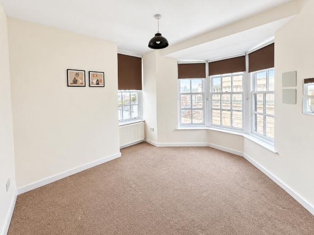 Western Road, Brighton BN1, 2 bed flat to rent, £1,800 pcm | PrimeLocation