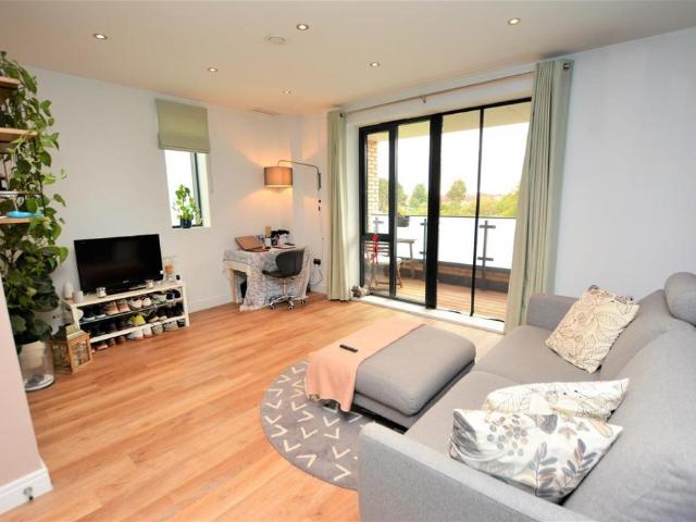 Western Road, London, SW19 2 bed flat to rent £2,150 pcm £496 pw