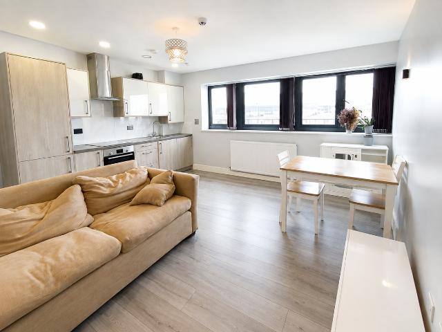 Western Road, Romford RM1, 2 bed flat to rent, £1,700 pcm | PrimeLocation