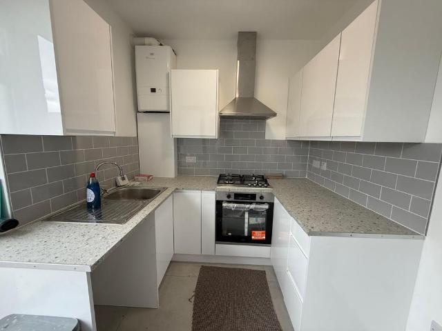 Western Road, UB2 3 bed flat to rent £2,400 pcm £554 pw