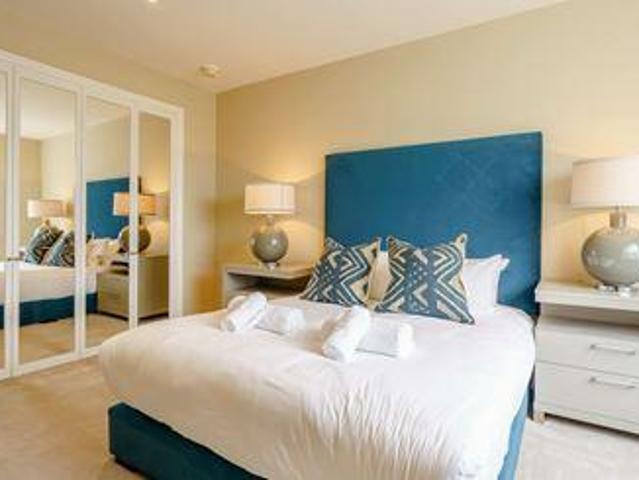 Westferry Circus, London E14 2 bed flat to rent £4,225 pcm £975 pw