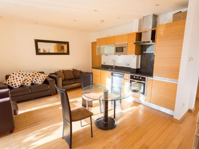 Westferry Road E14, Isle Of Dogs, Canary Wharf, Docklands, 1 bed flat to rent, £1,820 pcm | PrimeLocation