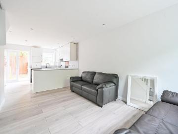 Westferry Road, Isle Of Dogs, London. 2 bed house to rent £2,400 pcm £554 pw