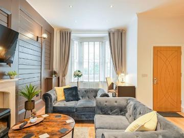 Westferry Road, Isle Of Dogs, London. 3 bed house to rent £4,767 pcm £1,100 pw