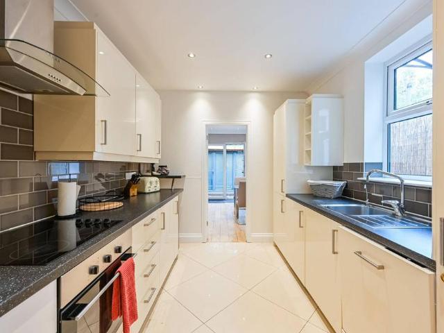 Westferry Road, Isle Of Dogs, London. 3 bed house to rent £4,767 pcm £1,100 pw