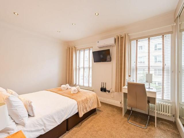 Westferry Road, Isle Of Dogs, London. 3 bed house to rent £4,767 pcm £1,100 pw