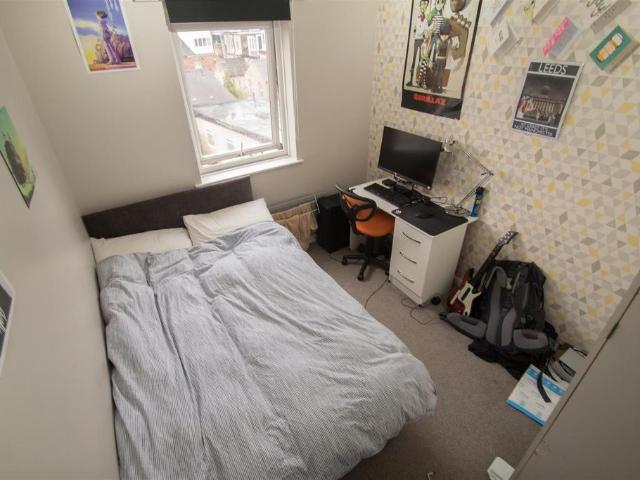 Westfield Court, Hyde Park, Leeds. 1 bed in a house share to rent £455 pcm £105 pw