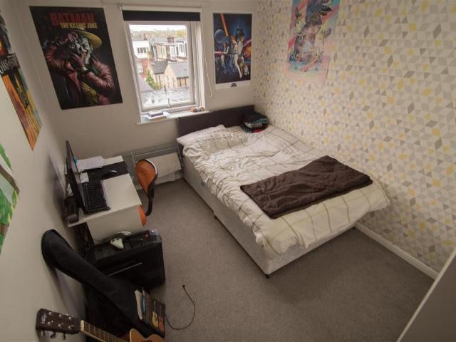 Westfield Court, Hyde Park, Leeds. 1 bed in a house share to rent £455 pcm £105 pw