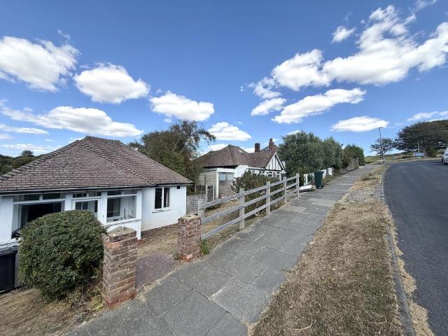 Westfield Avenue, Brighton, BN2 2 bed bungalow to rent £1,500 pcm £346 pw