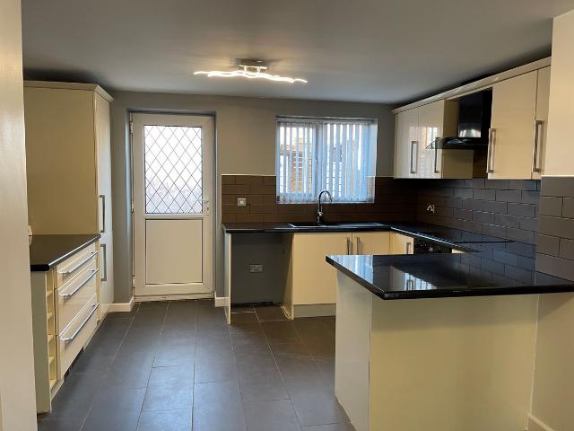 Westfield Avenue, Castleford WF10, 2 bed property to rent, £895 pcm | PrimeLocation