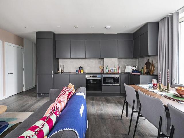Westfield Avenue, Stratford, London, E20 3 bed flat to rent £4,480 pcm £1,034 pw