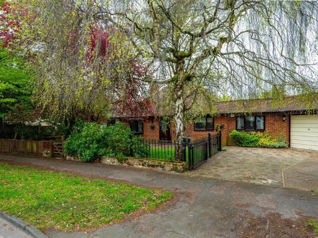 Westfield Avenue, Woking, GU22 5 bed bungalow to rent £4,675 pcm £1,079 pw
