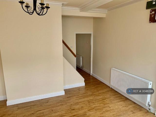 Westfield Road, Southsea, PO4 2 bed terraced house to rent £1,300 pcm £300 pw