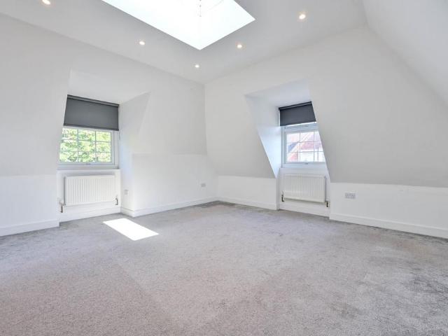 Westfield, Woking, GU22 2 bed flat to rent £1,650 pcm £381 pw
