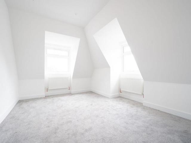 Westfield, Woking, GU22 2 bed flat to rent £1,700 pcm £392 pw