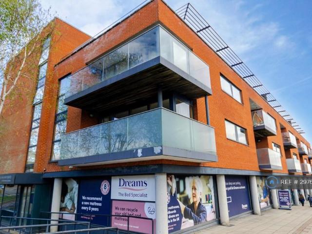 Westholme Gardens, Ruislip, HA4 2 bed flat to rent £2,100 pcm £485 pw