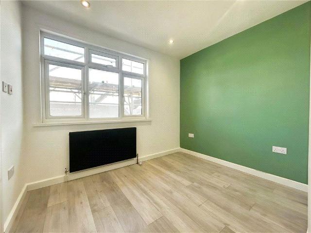 Weston Road, Guildford, Surrey, GU2 1 bed in a house share to rent £975 pcm £225 pw