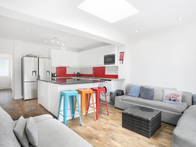 Weston Rd, Guildford GU2 6 bed semi detached house to rent £4,600 pcm £1,062 pw
